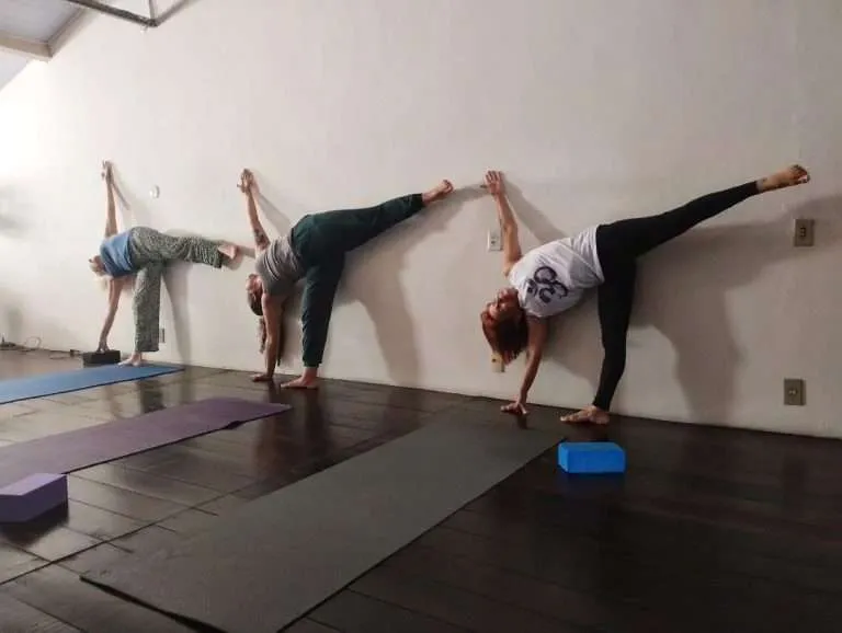 Posturas de Hatha Yoga no Estúdio de Yoga Manô Araújo em Saquarema RJ