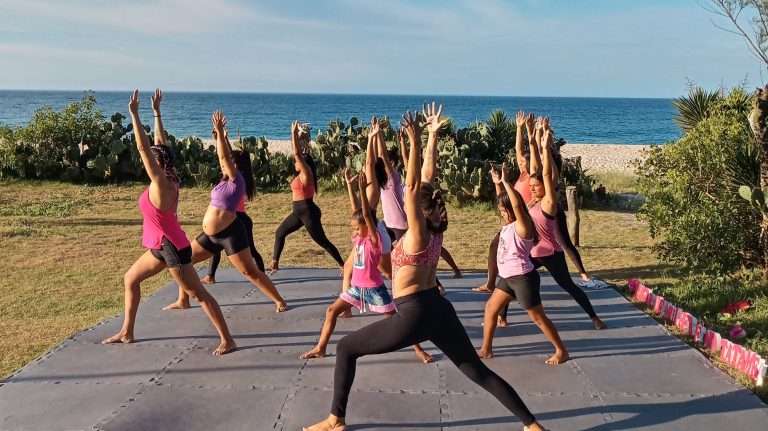 Postura de Yoga em pé, na Praia da Vila em Saquarema