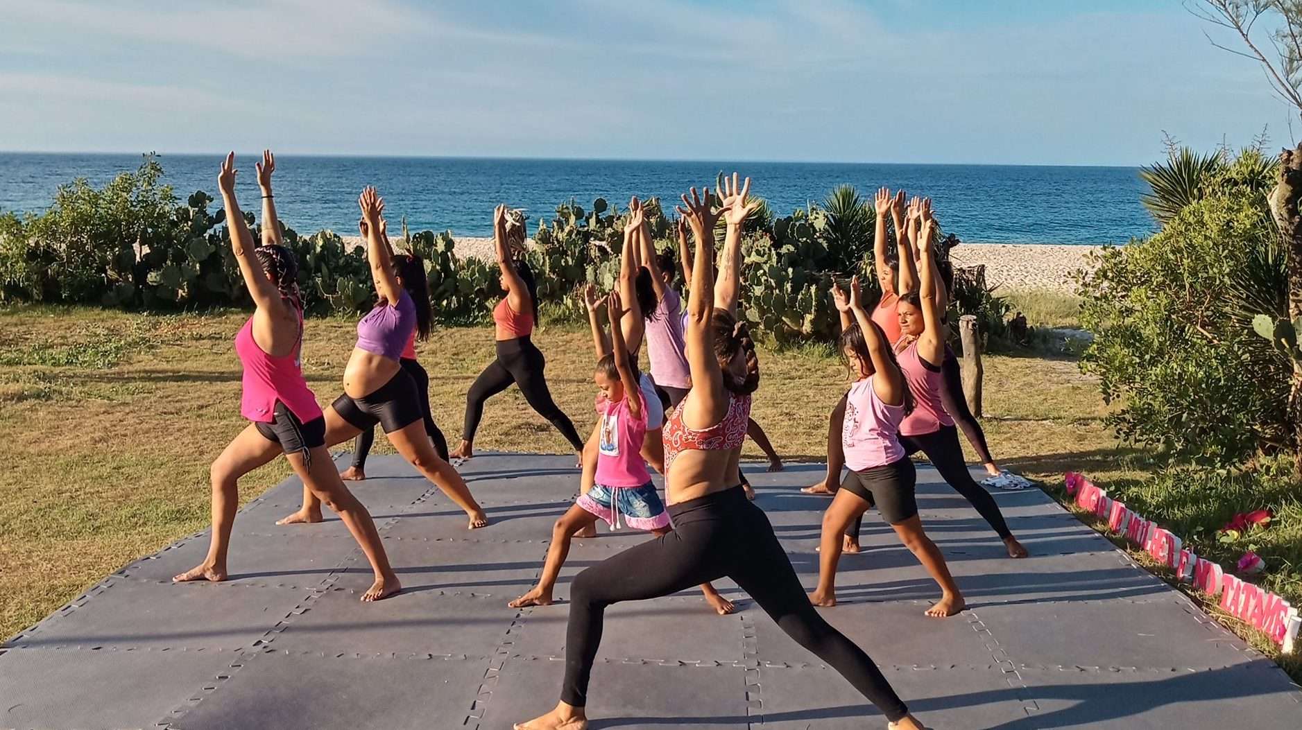 Postura de Yoga em pé, na Praia da Vila em Saquarema