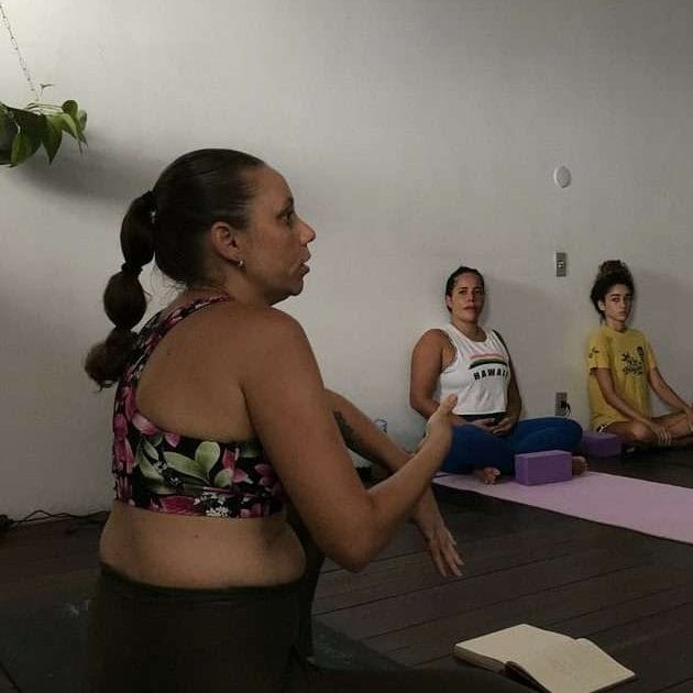 Professora Manô Araújo ministrando aula de Meditação em Saquarema-RJ