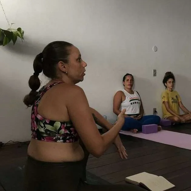 Professora Manô Araújo ministrando aula de Meditação em Saquarema-RJ