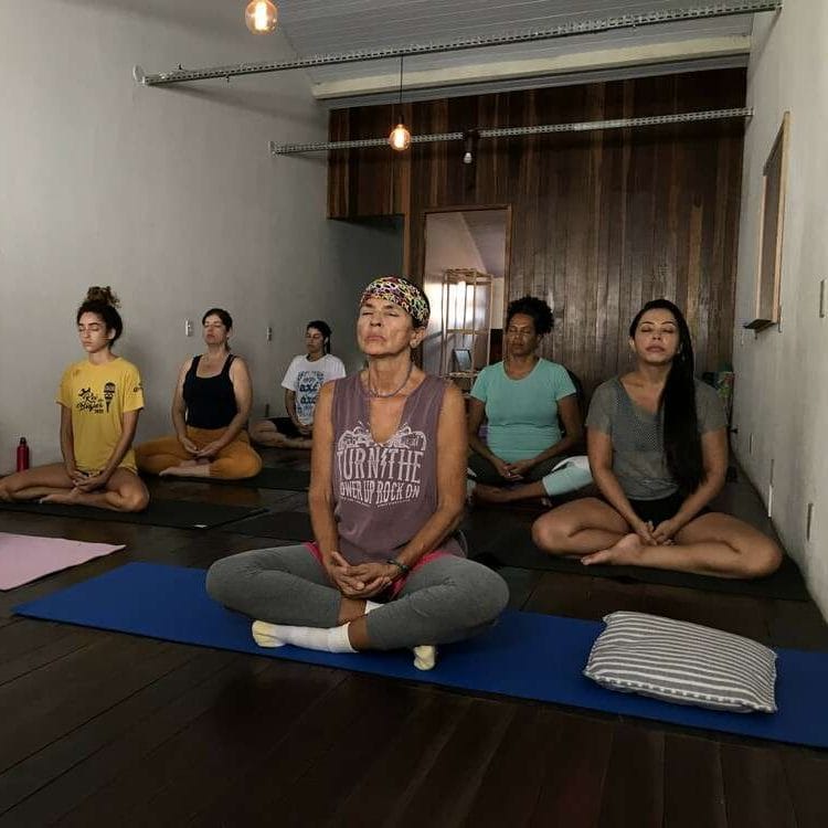 Alunas praticando Meditação no Estúdio de Yoga Manô Araújo em Saquarema-RJ