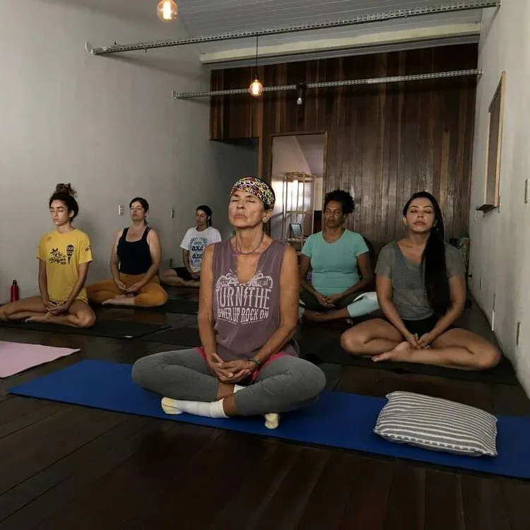 Alunas praticando Meditação no Estúdio de Yoga Manô Araújo em Saquarema-RJ
