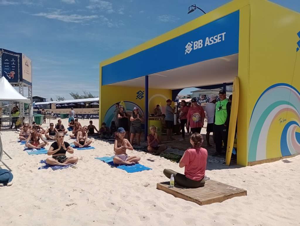Aula de Yoga na praia de Itaúna em Saquarema durante o evento de surfe apresentado pelo Banco do Brasil e a WSL