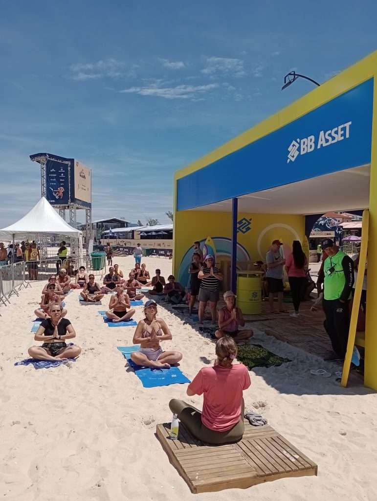 Aula de Yoga na praia de Itaúna em Saquarema durante o evento de surfe apresentado pelo Banco do Brasil e a WSL