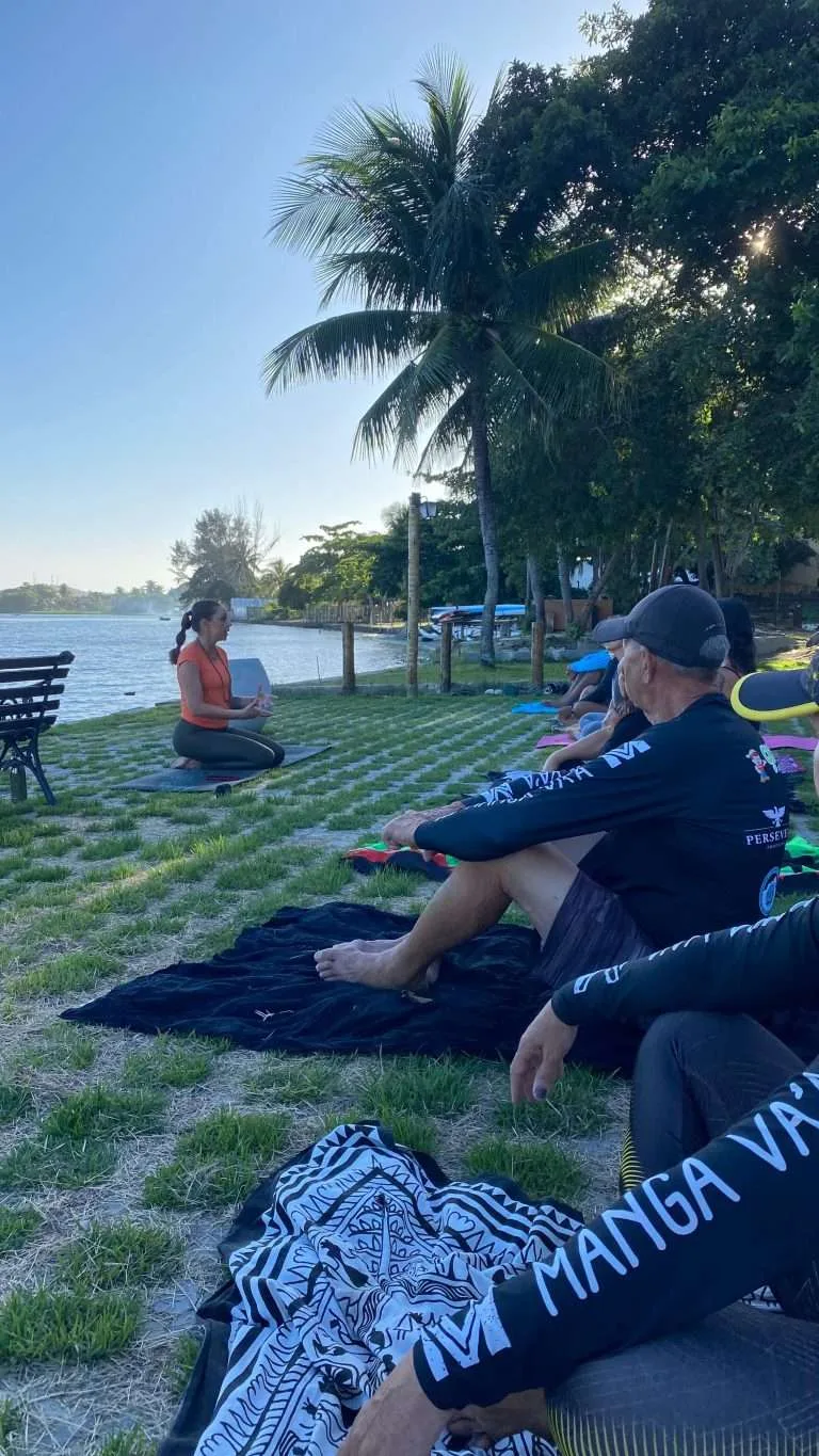 aula de yoga no evento do clube de canoa havaiana manga va'a na lagoa de saquarema rj 01