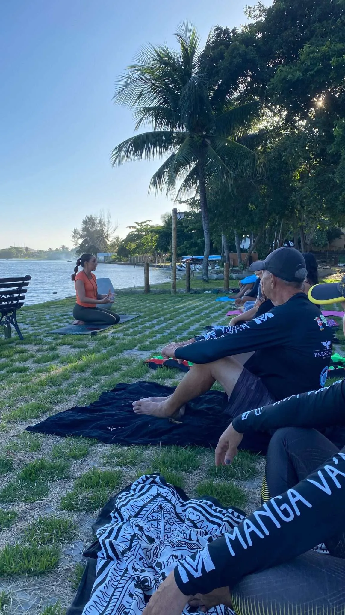 aula de yoga no evento do clube de canoa havaiana manga va'a na lagoa de saquarema rj 01