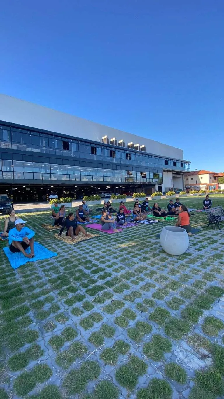 aula de yoga no evento do clube de canoa havaiana manga va'a na lagoa de saquarema rj 02