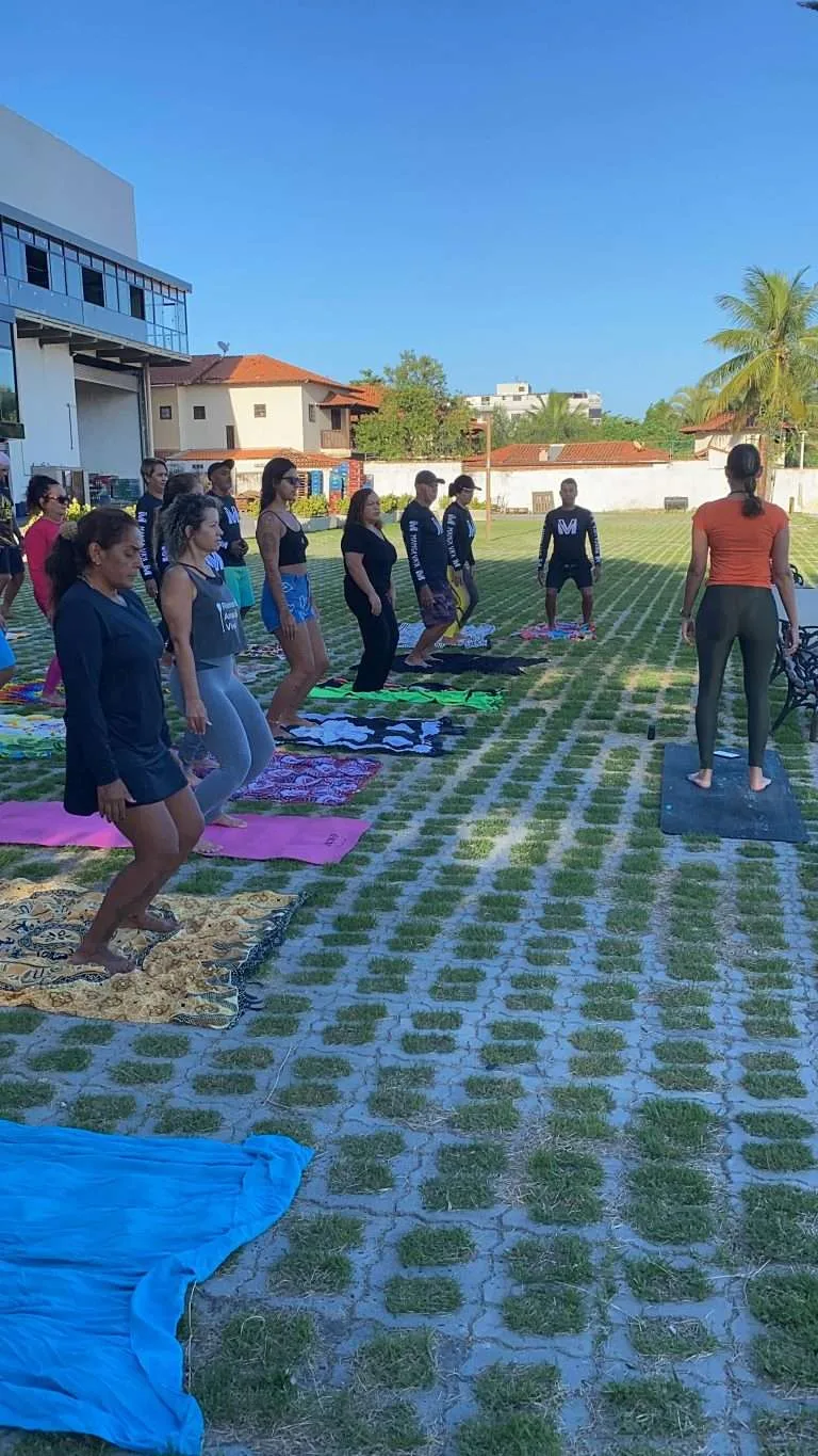 aula de yoga no evento do clube de canoa havaiana manga va'a na lagoa de saquarema rj 03