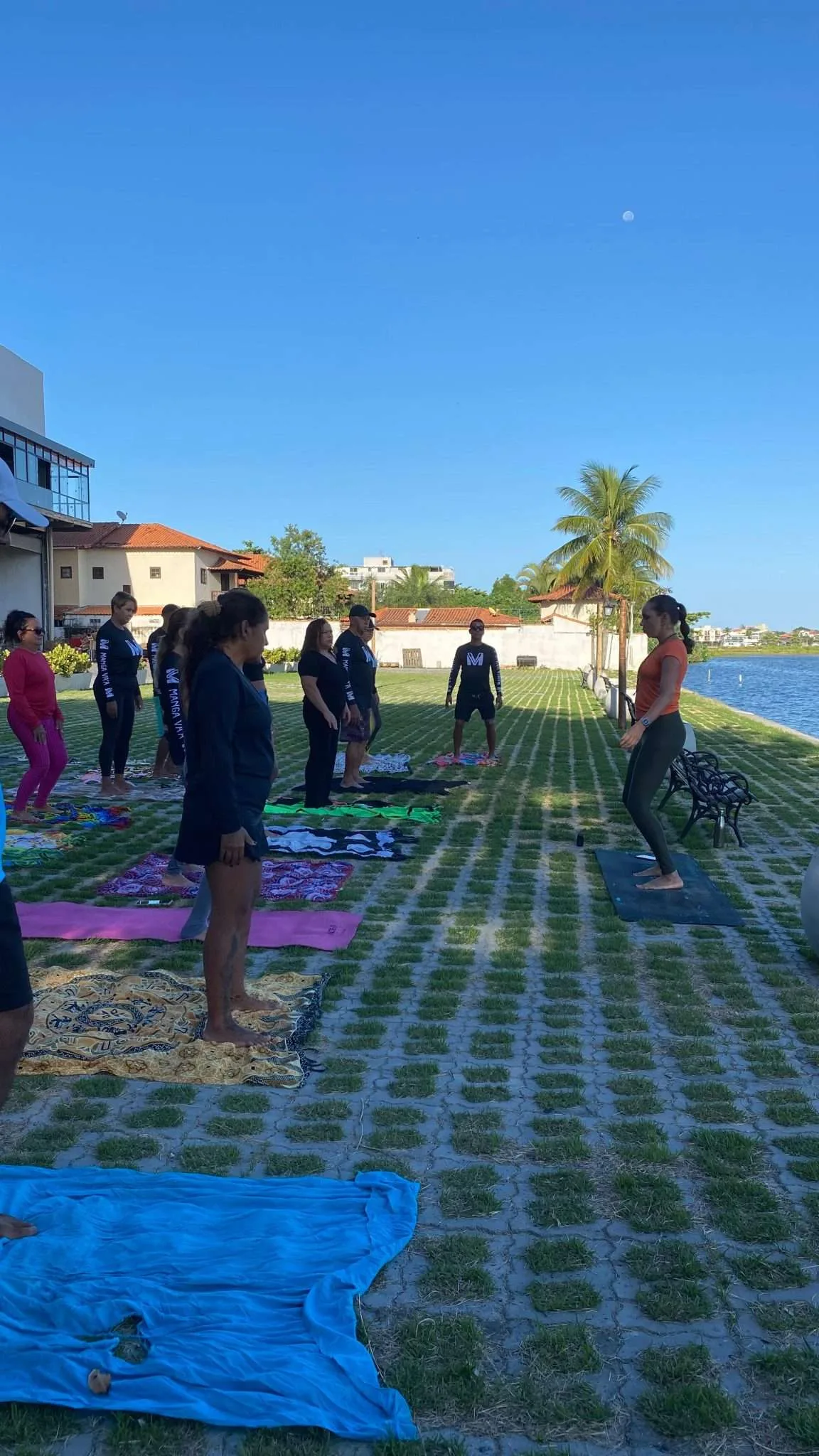 aula de yoga no evento do clube de canoa havaiana manga va'a na lagoa de saquarema rj 04