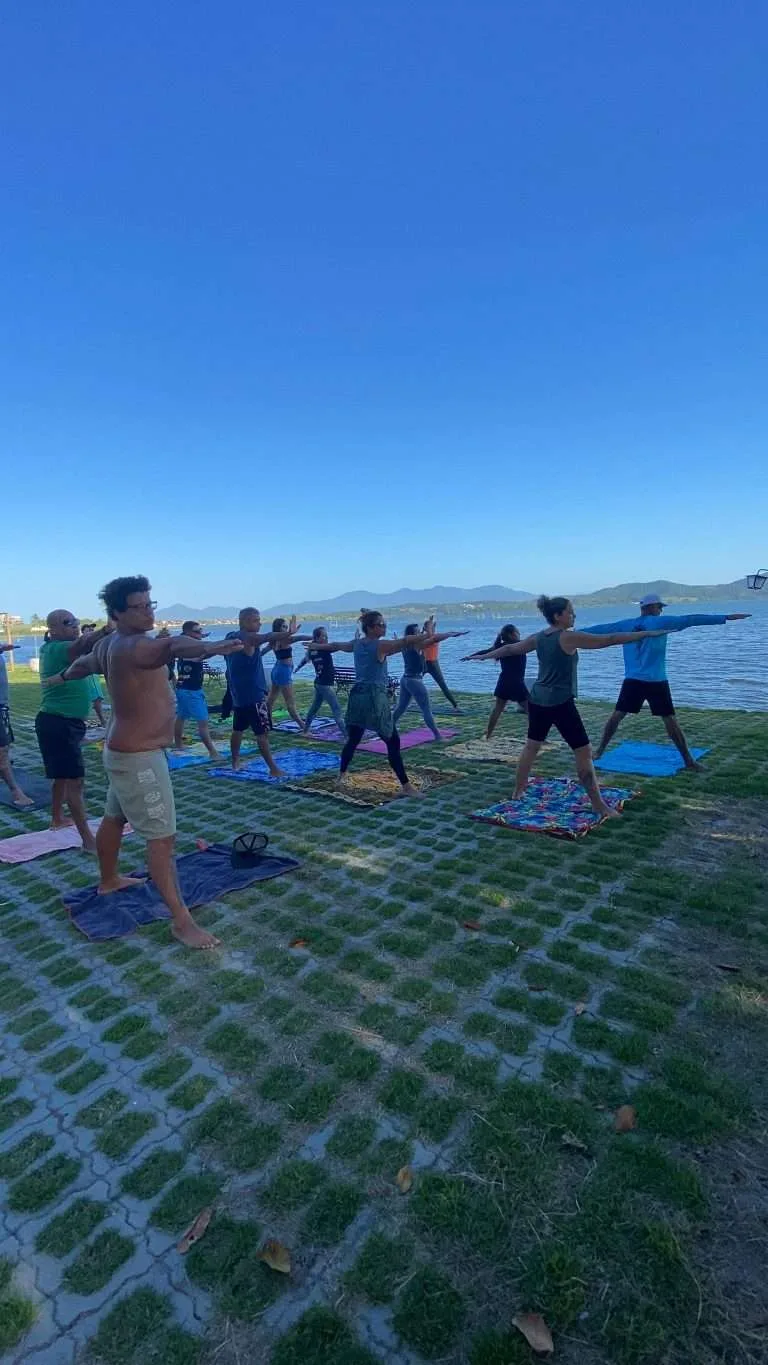 aula de yoga no evento do clube de canoa havaiana manga va'a na lagoa de saquarema rj 05