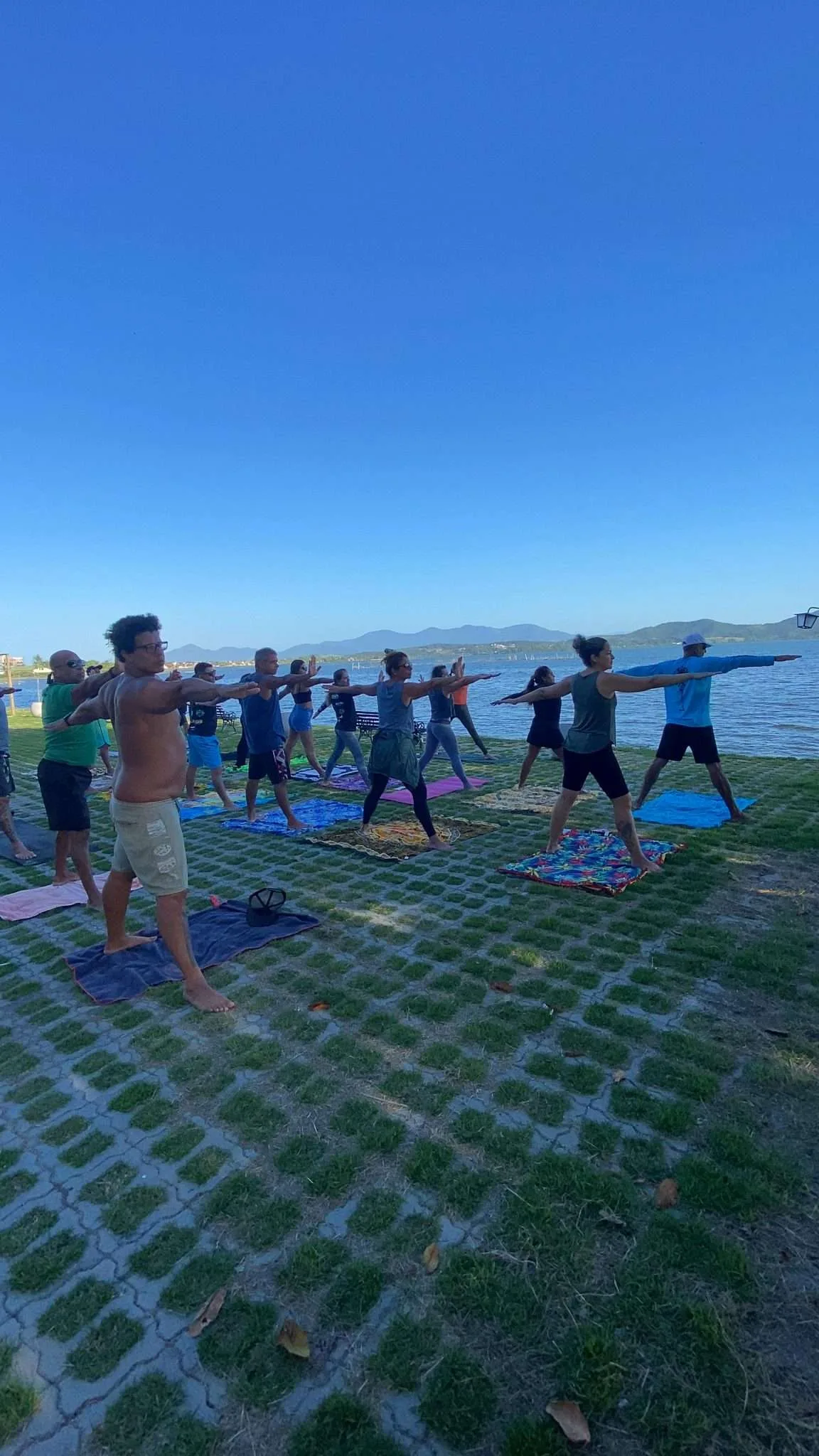 aula de yoga no evento do clube de canoa havaiana manga va'a na lagoa de saquarema rj 05