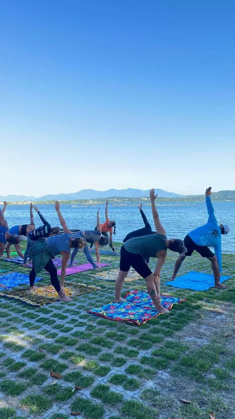 aula de yoga no evento do clube de canoa havaiana manga va'a na lagoa de saquarema rj 06