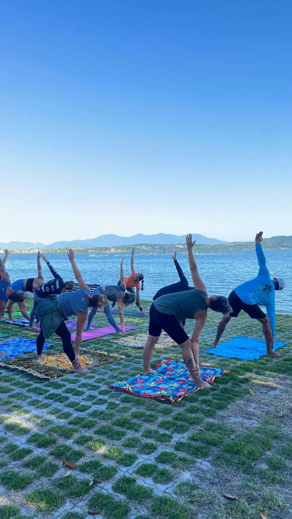 aula de yoga no evento do clube de canoa havaiana manga va'a na lagoa de saquarema rj 06