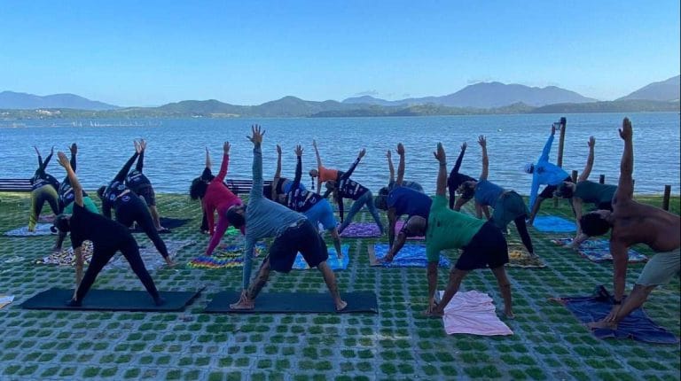 aula de yoga no evento do clube de canoa havaiana manga va'a na lagoa de saquarema rj 07