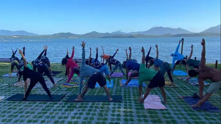 aula de yoga no evento do clube de canoa havaiana manga va'a na lagoa de saquarema rj 07