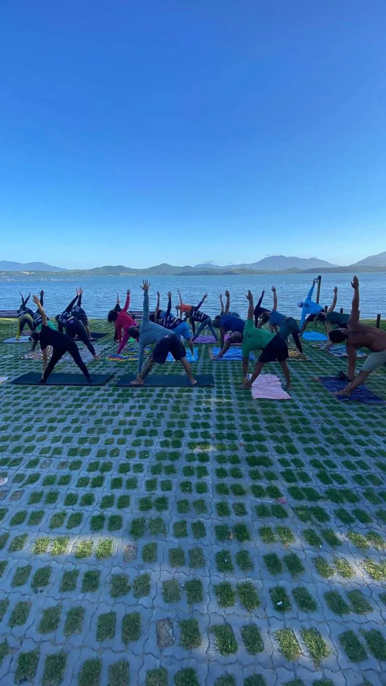 aula de yoga no evento do clube de canoa havaiana manga va'a na lagoa de saquarema rj 07