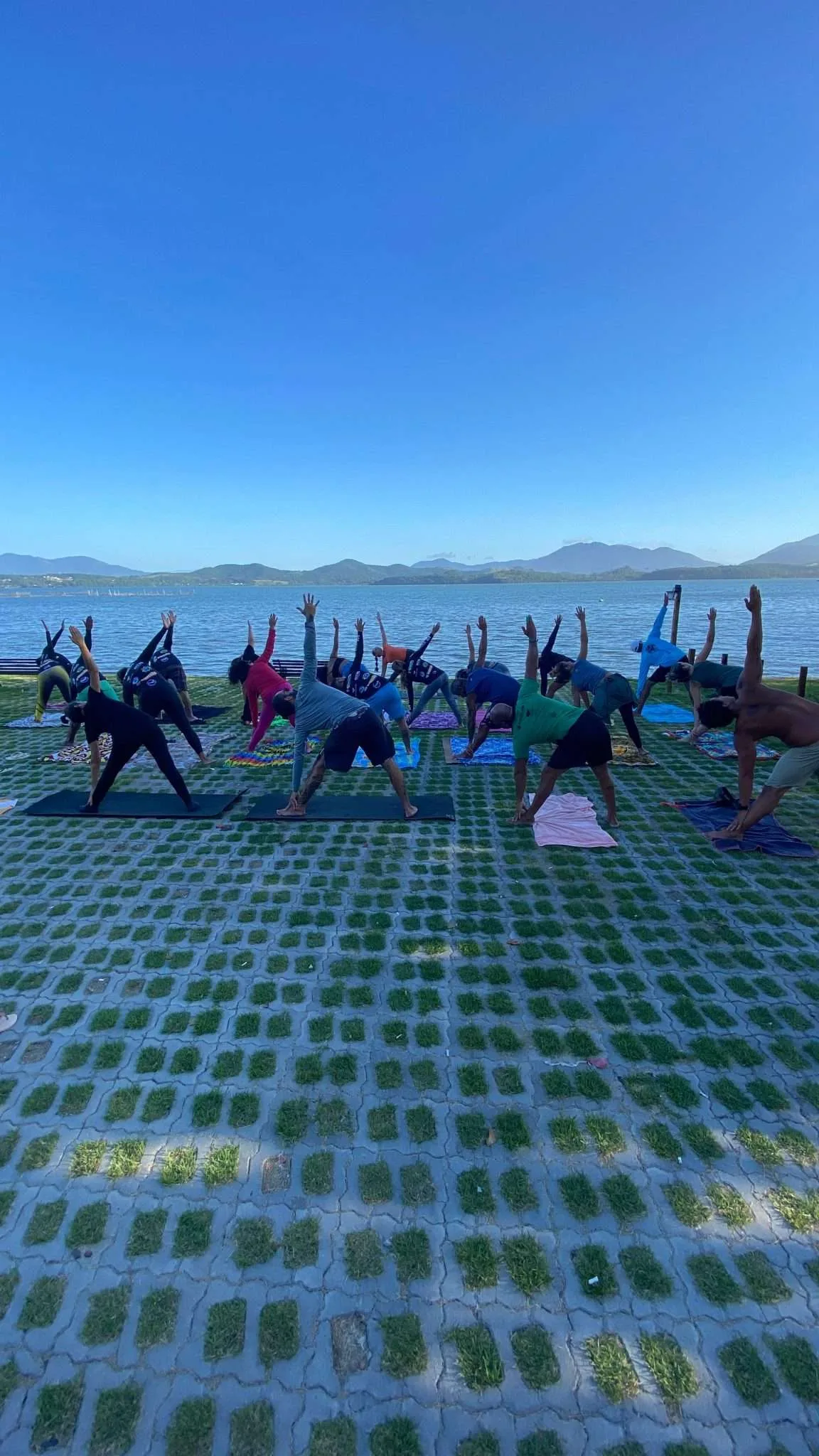 aula de yoga no evento do clube de canoa havaiana manga va'a na lagoa de saquarema rj 07