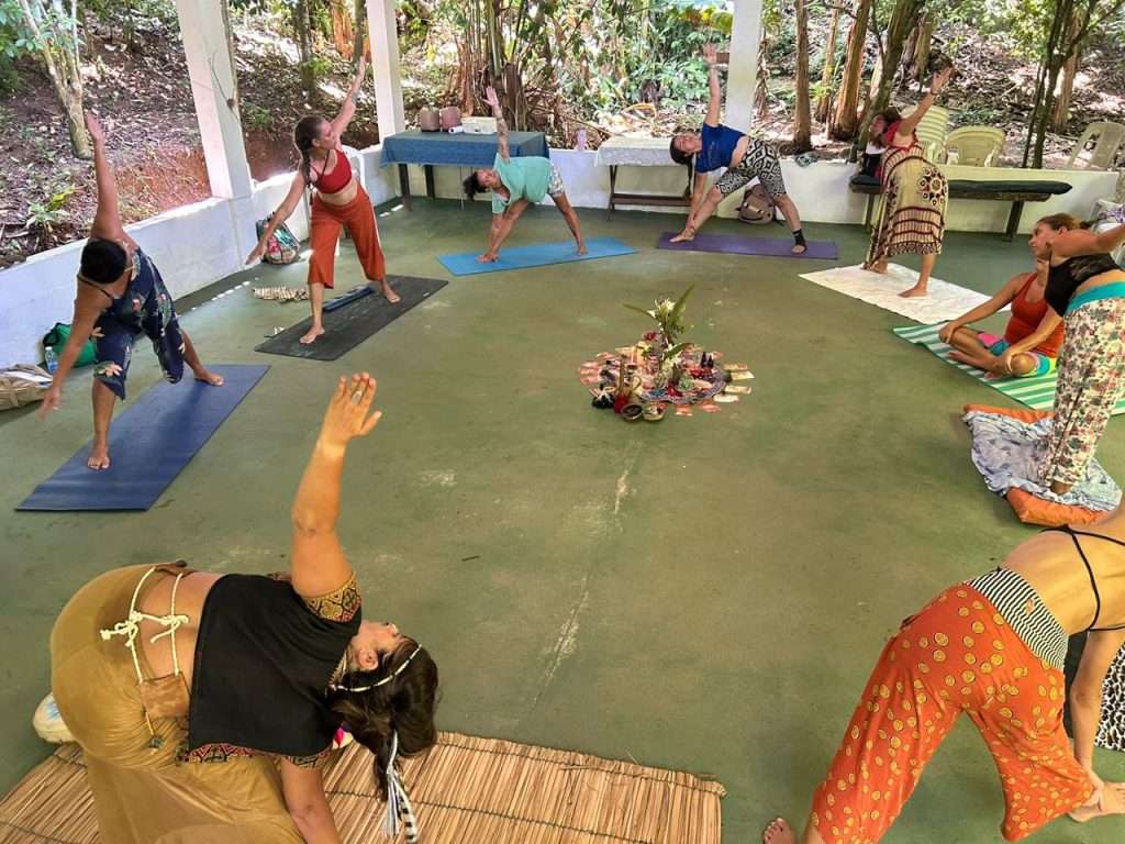 aula de yoga no grupo de mulheres círculo alquímico – região do lagos rj – fevereiro 2024