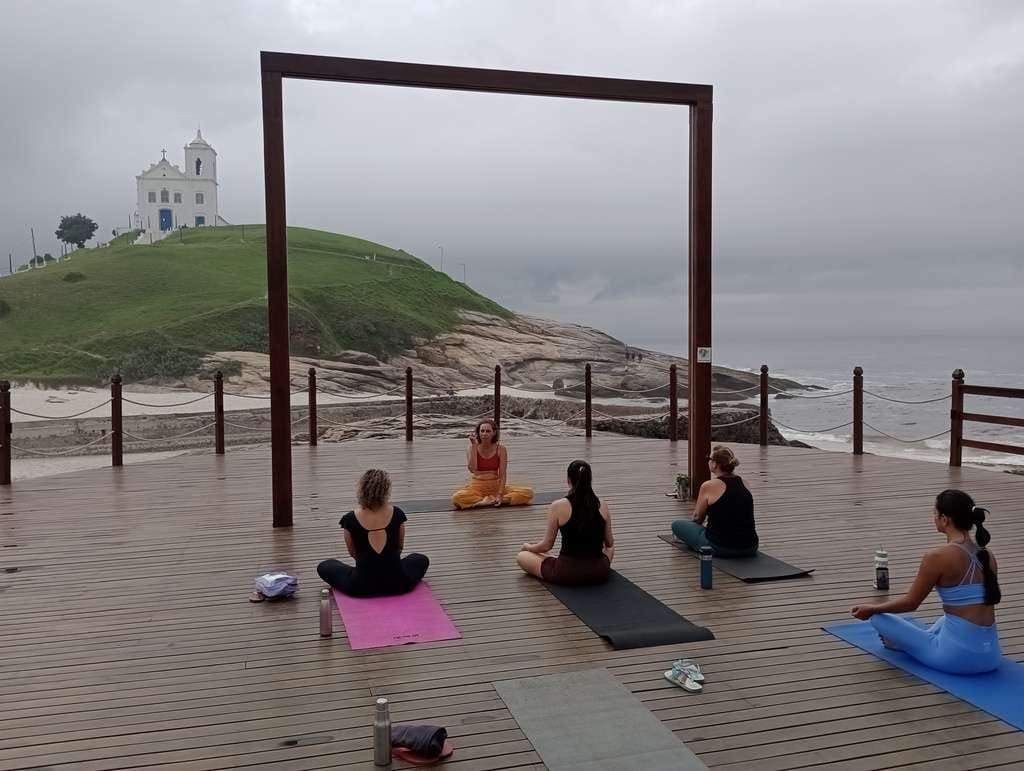 yoga por aí aula de yoga ao ar livre na casa da pedra de saquarema rj dezembro 2024 img 20241201 074544216 mfnr 1024px