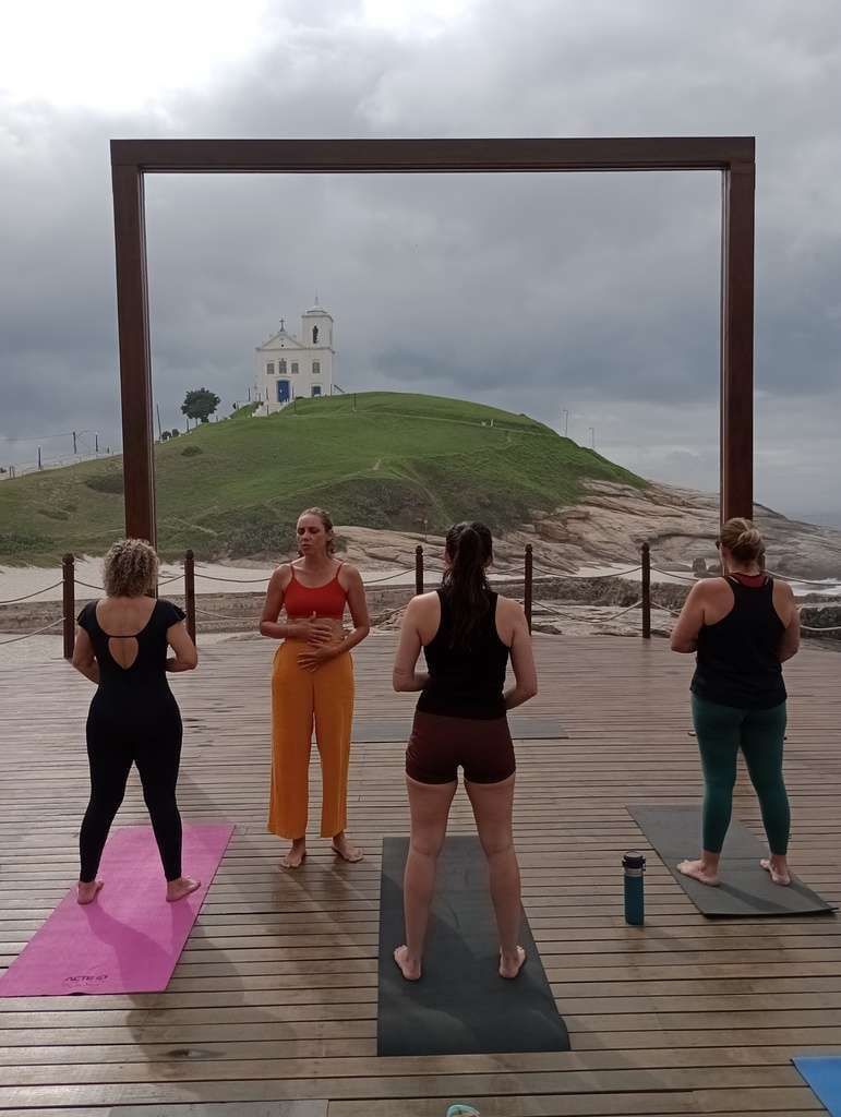 yoga por aí aula de yoga ao ar livre na casa da pedra de saquarema rj dezembro 2024 img 20241201 080410648 mfnr 1024px