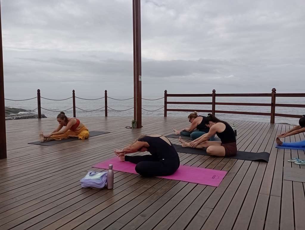 yoga por aí aula de yoga ao ar livre na casa da pedra de saquarema rj dezembro 2024 img 20241201 082232814 mfnr 1024px