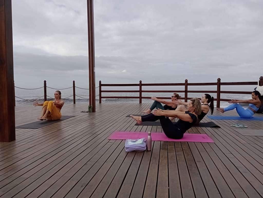 yoga por aí aula de yoga ao ar livre na casa da pedra de saquarema rj dezembro 2024 img 20241201 082332837 mfnr 1024px