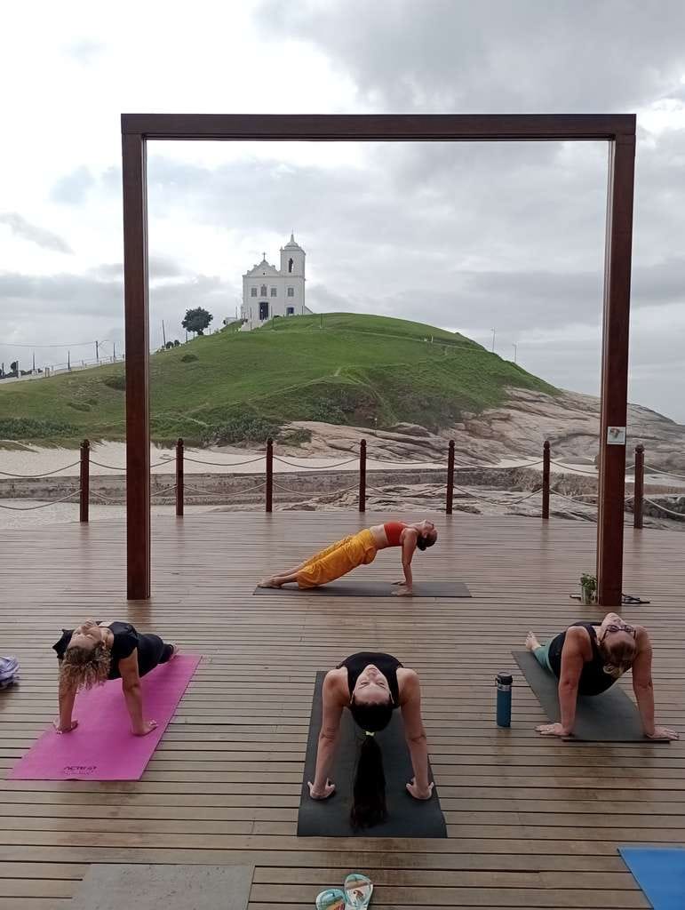 yoga por aí aula de yoga ao ar livre na casa da pedra de saquarema rj dezembro 2024 img 20241201 082721485 mfnr 1024px