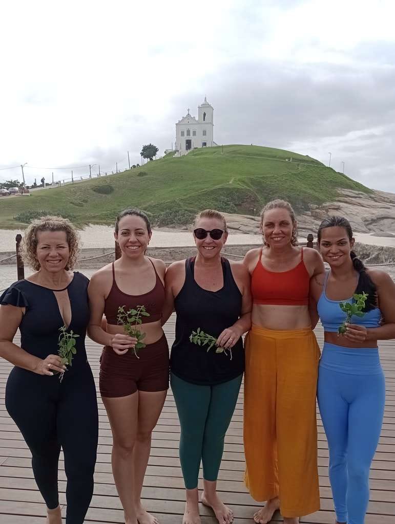 yoga por aí aula de yoga ao ar livre na casa da pedra de saquarema rj dezembro 2024 img 20241201 084258606 mfnr 1024px